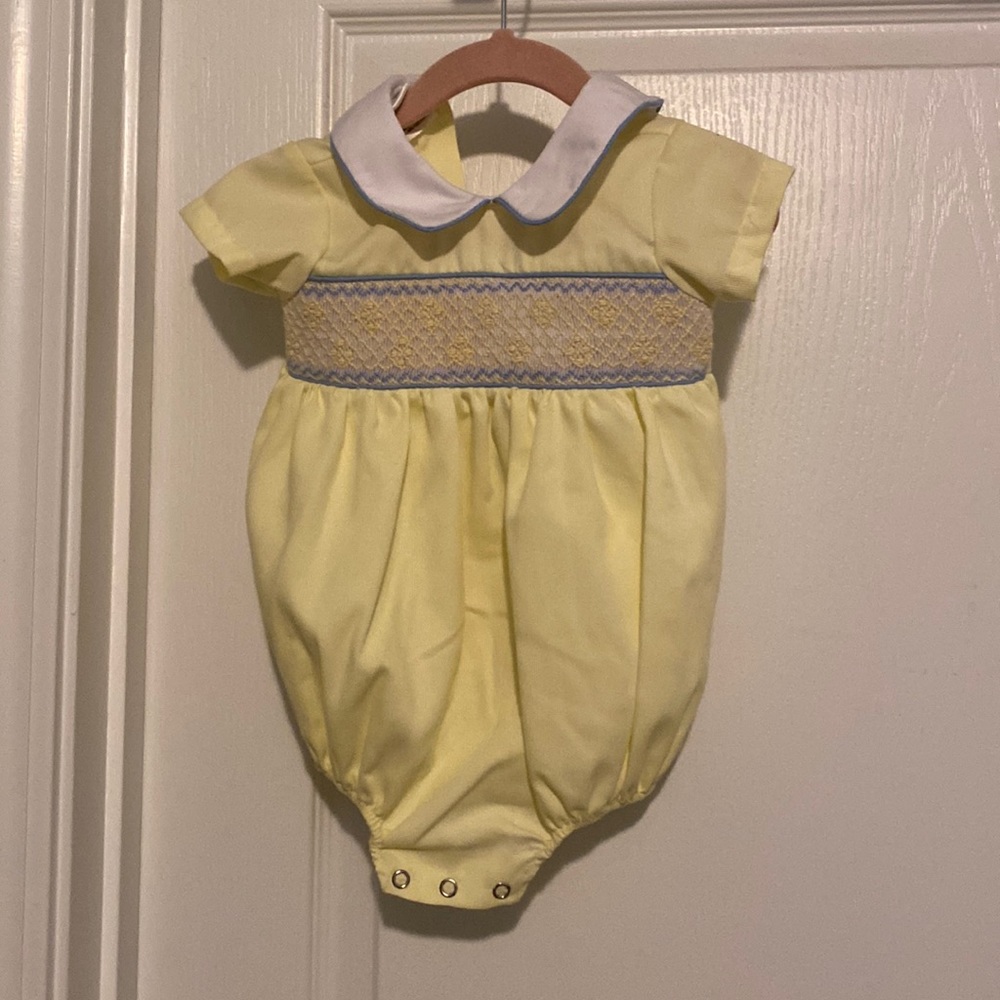 Baby bubble smocked one piece size 6 months
EUC